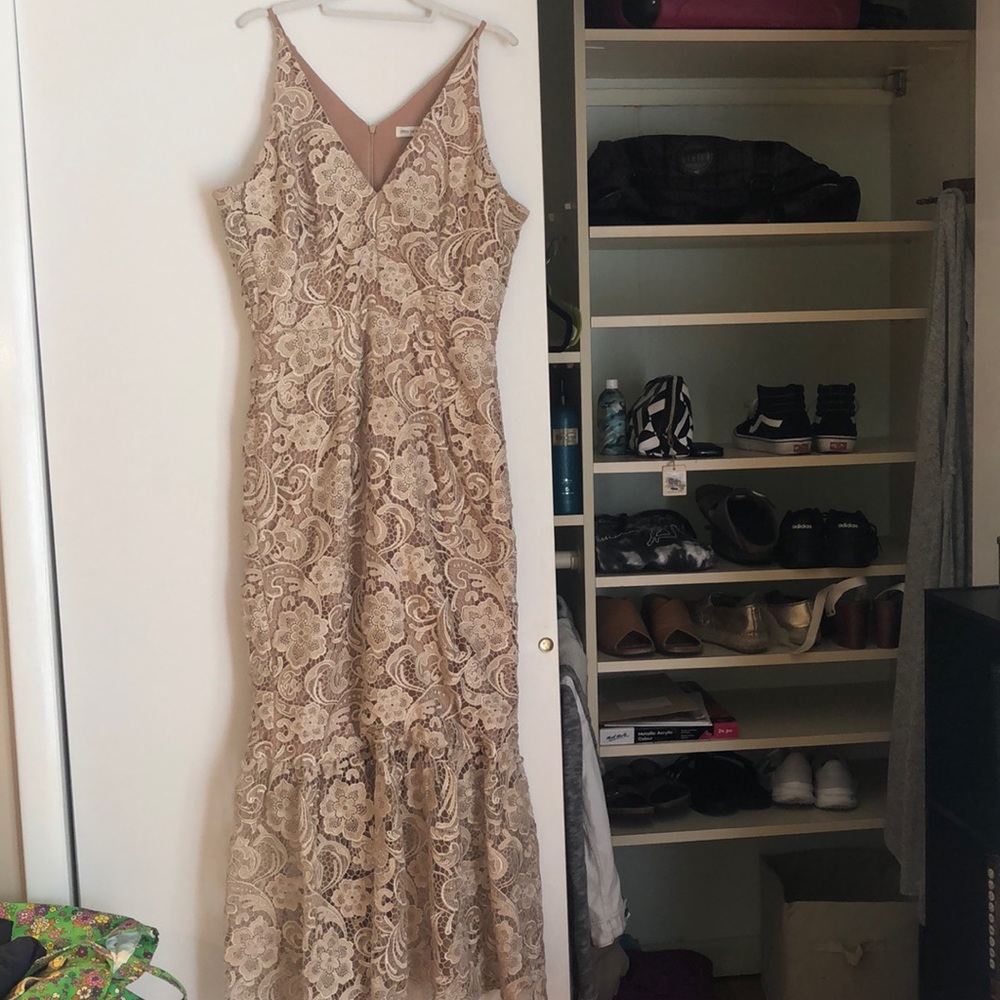 Scalloped lace nude prom dress